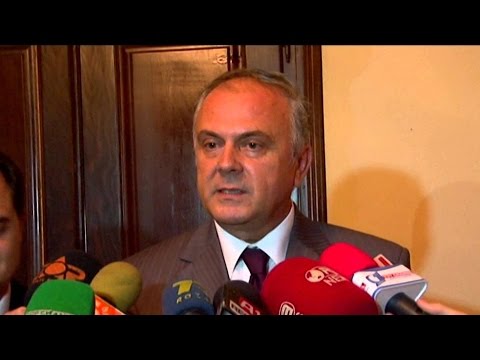 A1 Report - Dhuna në “Loro Boriçi", FSHF i heq tifozët Tiranës e Vllaznisë