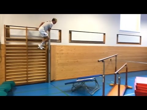 Waghalsiges Training eines Ski- Freestylers