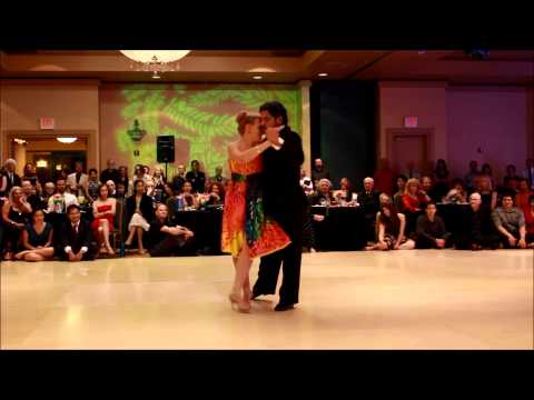  Ney Melo  and  Jennifer Bratt  are  dancing  to  the  tango  "  Yuyo Brujo  "  by  Juan D'Arienzo  at  Tucson Tango Festival  in  2015