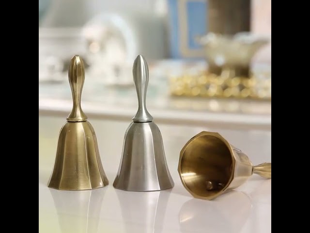 Vídeo relacionado con Campana De Llamada De Aleación De Zinc Clásica Tradicional Servicio Handbell Loud Call Bell con Mango para La Escuela Campana de Mano, Campana Clásica de Zinc, Servicio Retro, 1 Unidad, Color Bronce