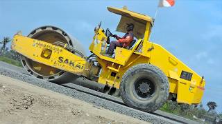 Aksi Alat Berat Pemadat Tanah Proyek Jalan Ke Jembatan Baru Sakai SV512TF Vibro Compactor