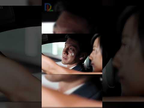 Người phụ nữ bước vào một đại lí xe hơi