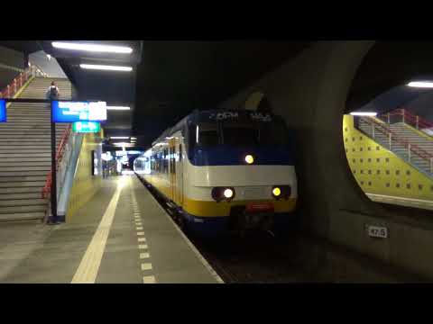 Treinen in Rotterdam Blaak, 12 augustus 2018 | de treinreiziger treint door Nederland