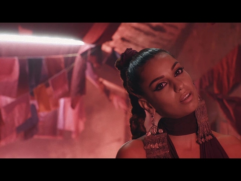 Tal dévoile le clip de des fleurs et des flammes