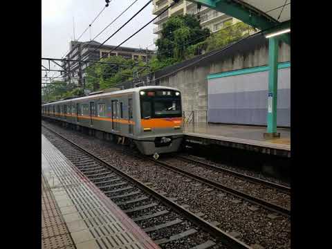 Vídeo de un tren pasando por la estación Kozunomori.