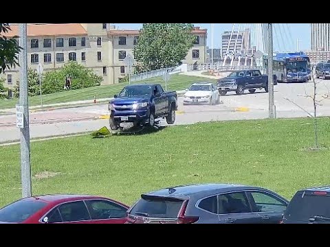 A fender bender turns into a multivehicle wreck real fast! - Crash #080