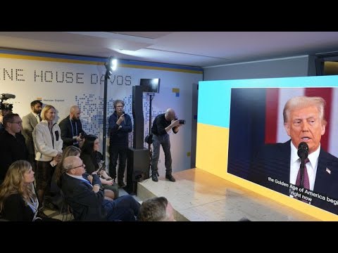 Davos-Teilnehmer verfolgen Donald Trumps Amtseinführung auf der Watch Party im ukrainischen Haus
