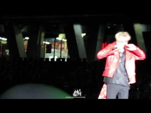 131019 SMTOWN in Beijing - EXO Kris LIKE A G6 (eyecontact @0:42)