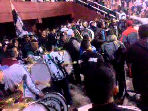 "Entrada de la barra de caseros al ESTADIO DE LANUS !" Barra: La Barra de Caseros &bull; Club: Club Atlético Estudiantes