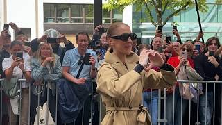 Céline Dion llega a París entre una multitud de fans antes de su esperado regreso a los escenarios