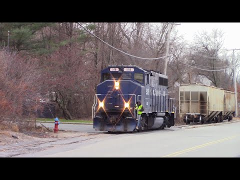 Street Running!! ST LA-3 with MEC 518 on the Lowell Hill Branch in Lawrence MA December 11th 2022