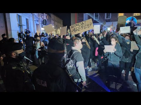 Drugi dzień protestów w Kędzierzynie-Koźlu. Pikiety pod kościołami i biurami poselskimi