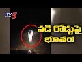 రోడ్డుపై బస్సులు లారీలను ఆపుతున్న భూ