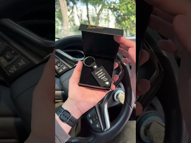 Vídeo relacionado con regalo grabado - Llavero Personalizado de Acero y PU | Grabado con Texto a Elección | Ideal para Eventos y Recuerdos | Fácil Apertura |Metal y Cuero |Unidades (1)