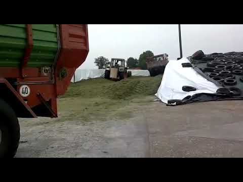 Fendt 311 lsa und John deere 8300 am silo festfahren