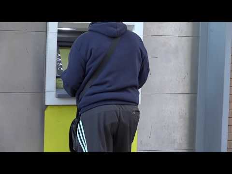 Anziana rapinata mentre preleva al bancomat: paura al Varignano