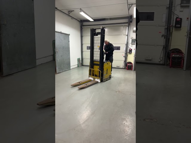 1470261 Yale articulated stacker / ride stacker