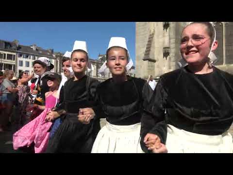 Gavotenn Pourlet Gouel meur Kerne. Gavotte pourlet, festival de Cornouaille. 22/07/2022  (4 K)