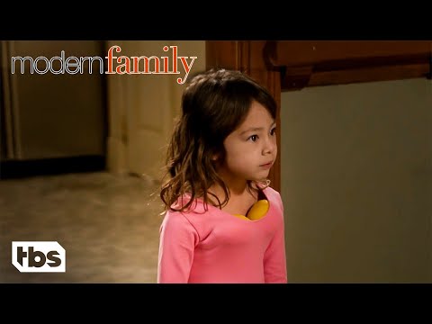 莉莉認為自己是同性戀 (片段) | Modern Family | TBS (Lily Thinks She's Gay (Clip) | Modern Family | TBS)