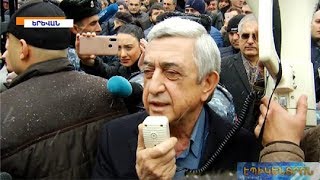 «Շառ ու փորձանքից հեռու». Սերժ Սարգսյանը դատարանի բակում բարձրախոսով դիմեց իր համակիրներին