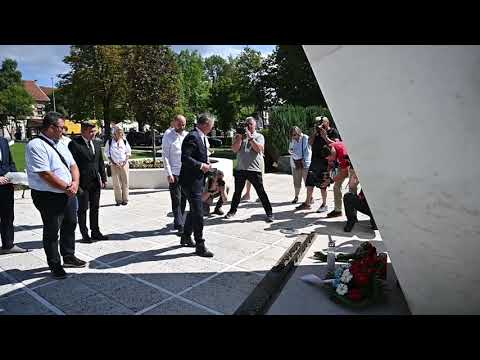 Milorad Pupovac i  Goran Bukovac položili cvijeće kod spomenika hrvatskim braniteljima