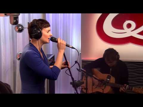 Noémie Wolfs - Leave A Light On (live bij Q)