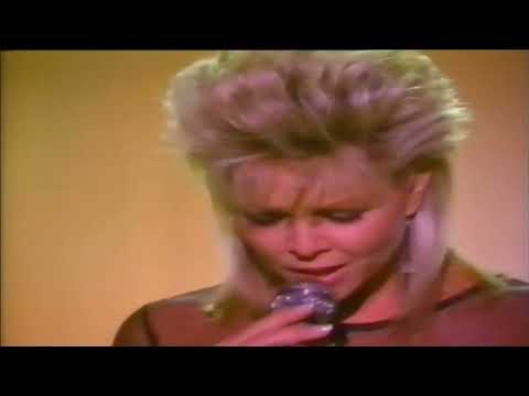 KNOTS LANDING: Cathy breaks down on set