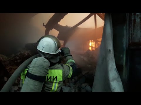Крупный пожар на складе с дробью полыхает на юге Волгограда