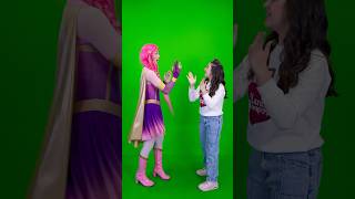 Luli Pampin - Juego de las vocales con las manos 🙌🏻 junto a Lara Campos #juego
