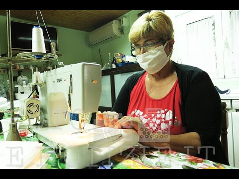 Le mascherine per i non udenti - Pietrasanta: alcune volontarie ci mostrano come le realizzano