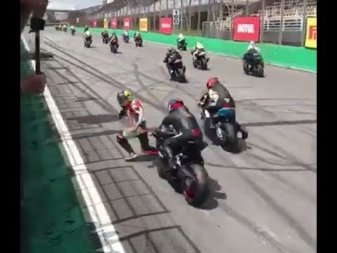Piloto cai de moto na largada, é atropelado e sofre fratura exposta em Interlagos 04.03.2018