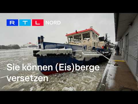 Eisbrecher kämpfen gegen Eisschollen im Hamburger Hafen