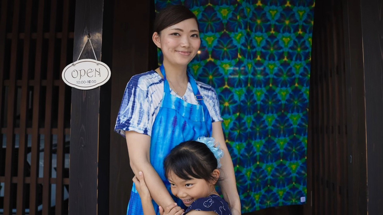 有松絞りの女性職人。伝統技術に現代の感性を取り入れた制作プロセス。