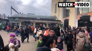 Download lagu Ukrainians flock to bomb shelters as air raid sirens sound in Kyiv mp3 Download lagu Ukrainians flock to bomb shelters as air raid sirens sound in Kyiv mp3