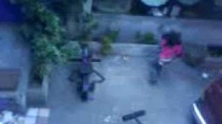 DIMINUTO SER APARECE EN EL PATIO DE UNA CASA, DUENDE