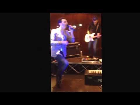 Tony Colombo in " Sei Bellissima " al ristorante Mib di Milano il 28.12.13❤️