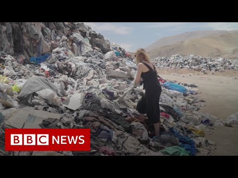 The fast fashion graveyard in Chile's Atacama Desert - BBC News