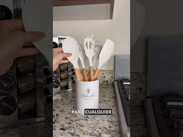 Vídeo relacionado con Vicloon Utensilios Cocina de Silicona,2pcs Espátula Antiadherentes Resistente al Calor,Espátula de Silicona sin BPA,Juego de espátulas de Silicona para Servir,Freir,Cocinar Huevos,Peacado,Verduras