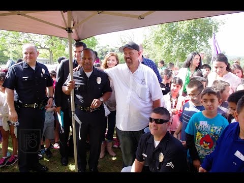 Phil "El Gringo" Friedman eating live worms