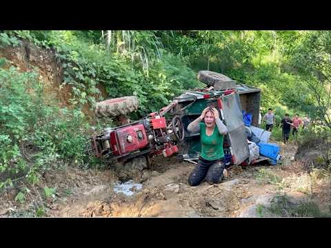 The agricultural tractor transporting 2,000 bricks to a mountain village overturned.