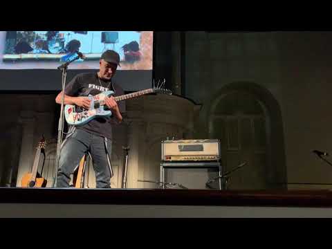 Tom Morello jamming - solo from “Like A Stone” by Audioslave, Boston, MA, 10/4/2018