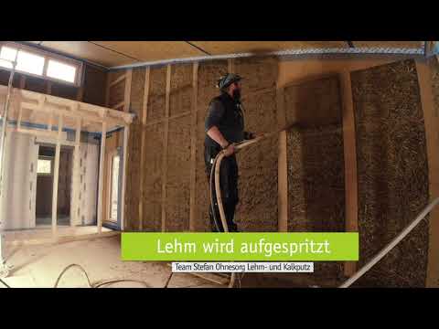 Strohballenhaus am Kaiserbach - Das Haus wird verputzt: Schutz mit Lehm und Kalk