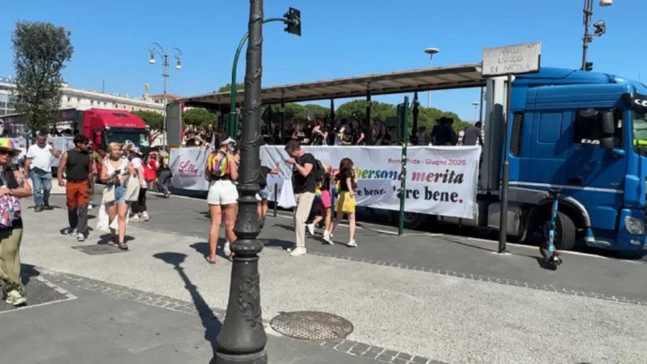 Danza in strada al Roma Pride con i colori dell'arcobaleno