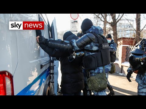 Navalny protests: Russian police arrest protesters against Putin