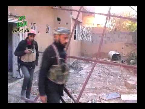 توجه عناصر الجيش الحر الى عملية تحرير مبنى الهجانة في دير الزور