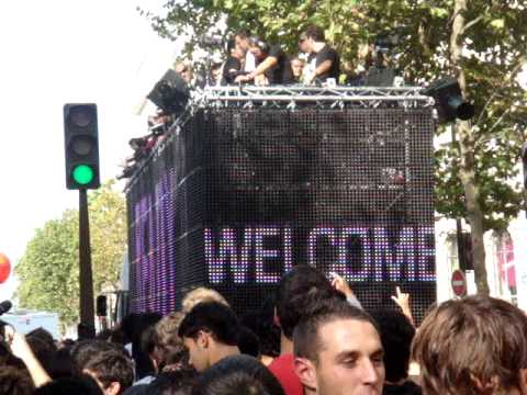 TECHNO PARADE 2009 PARIS CHAR DJ HERO INVADER 2 AXWELL INTRO