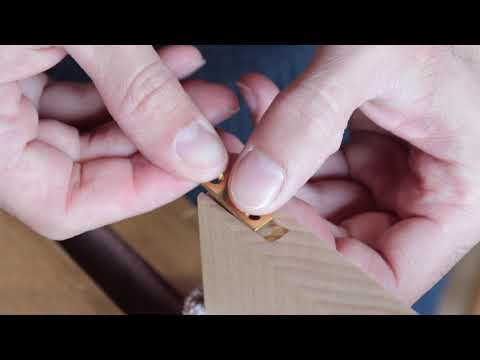 Scharniermontage mit einer selbstzentrierenden Ahle