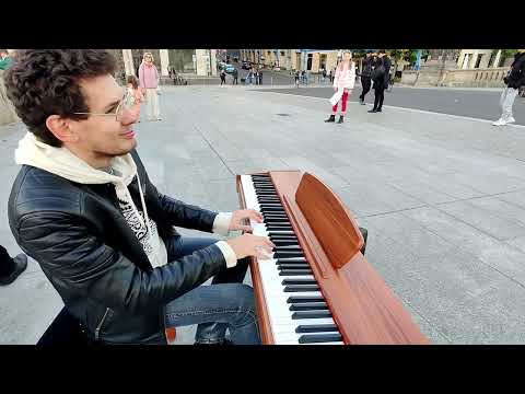 Nice reactions, when I played "River flows in you" on public piano in Berlin
