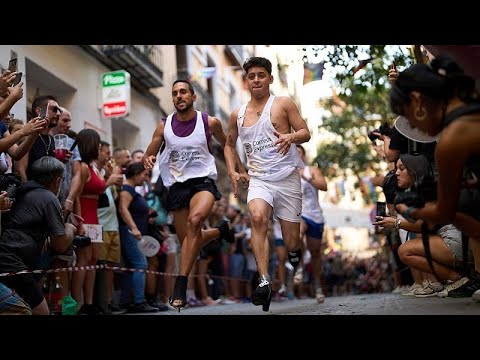 Schauen: Läufer rennen in hohen Absätzen beim Madrid Pride Event