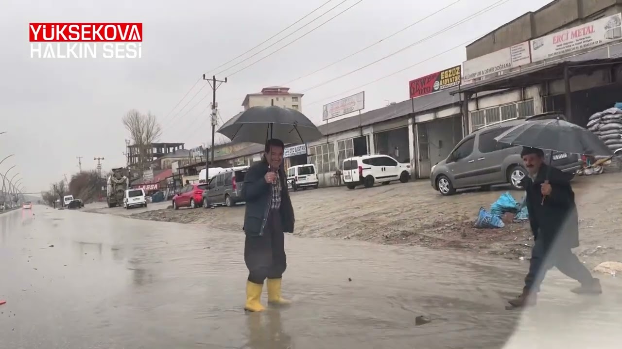 Yüksekova’da etkili olan sağanak yağışlar alt yapı sorunlarını da gün yüzüne çıkarttı